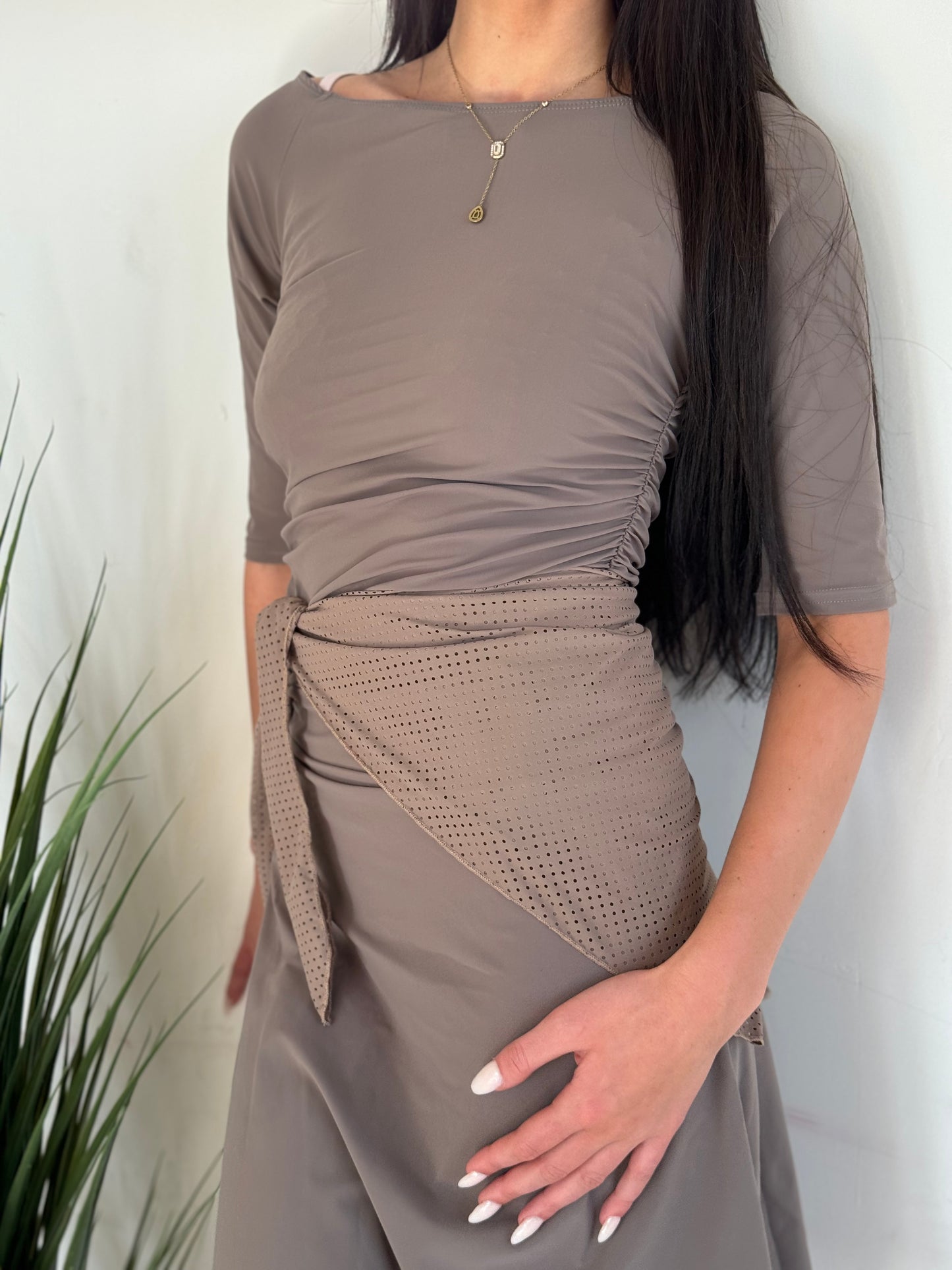 Foulard taupe mille trous