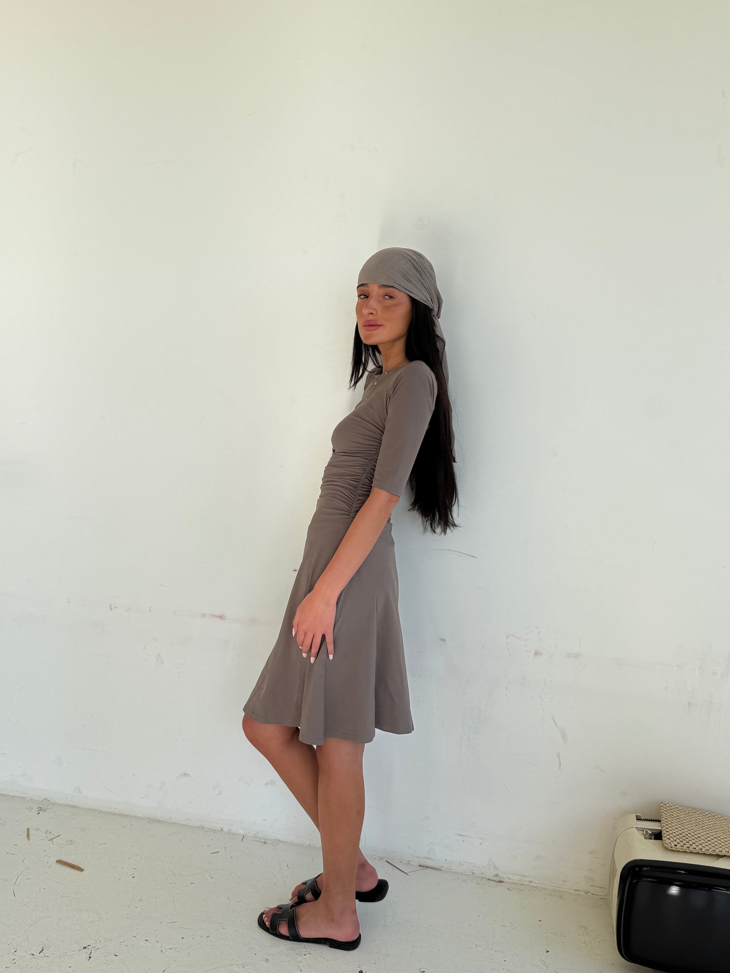 Robe plissée taupe