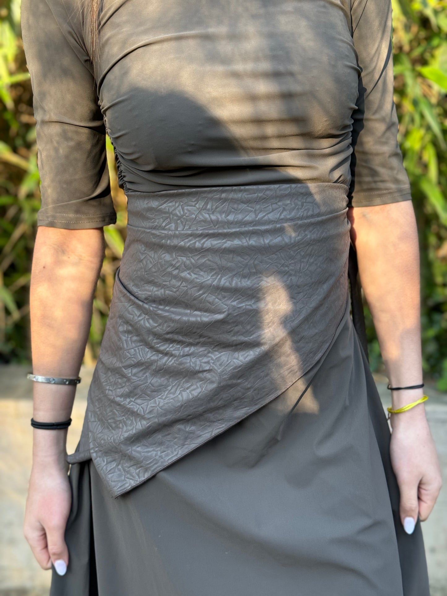 Robe plissée marron