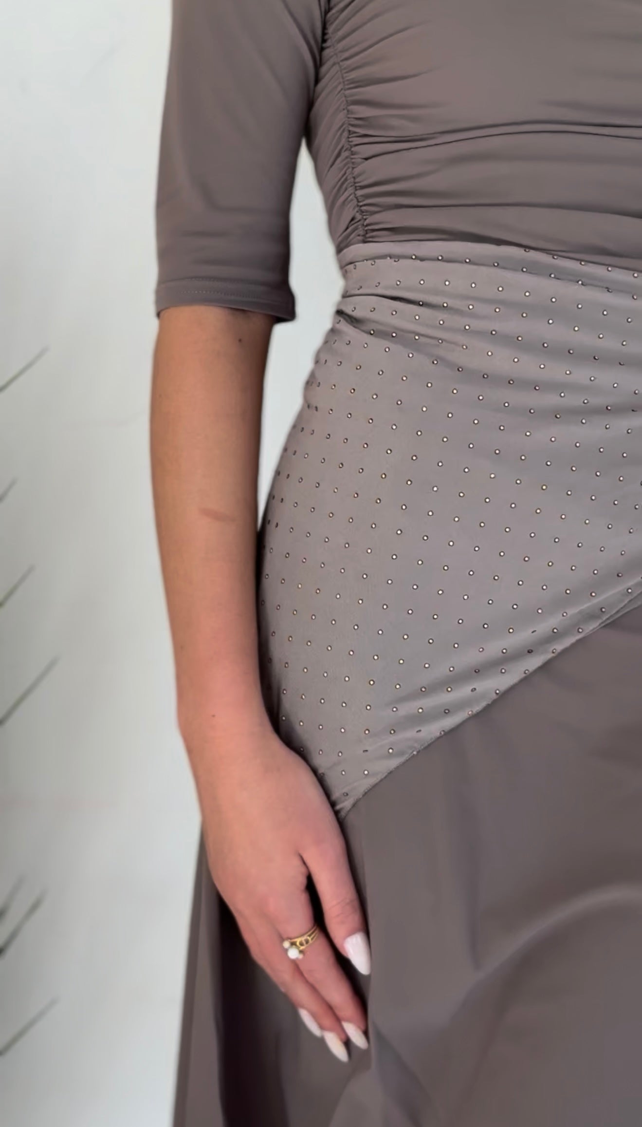 Robe plissée taupe